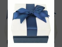 새틴 같은 리본과 선물 상자 호화 보석 박스를 이어링 푸른 보석을 세우기